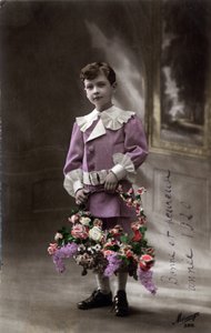 Godt nyttårskort: Et barn som holder en kurv med blomster - Postkort datert 1920 av Unbekannt