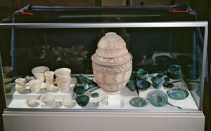 "Jar with the Hoard", ca. 2500-2400 f.Kr. (terrakotta, alabaster, kobber fra Oman og stein) av Unbekannt