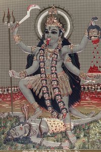 Kali: Hinduisk gudinne for tid, skapelse, ødeleggelse, vold og makt.
