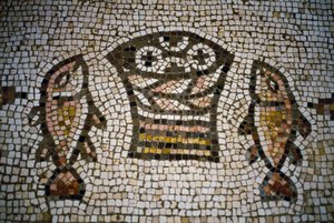 Brød og fisk, mosaikk i multiplikasjonskirken, 4. århundre, Tabgha, Israel