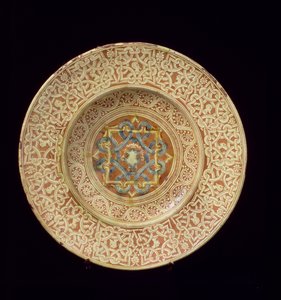 Maiolica-plate dekorert med et forseggjort repeterende knutedesign med innramming av profilhoder på kanten og et skjold i den sentrale plaketten, italiensk, laget i Toscana av Unknown