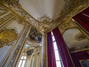Minerve lærer har en ung jente kunsten å teppe. Maleri av Charles Tremolieres (1703-1739) av Unbekannt