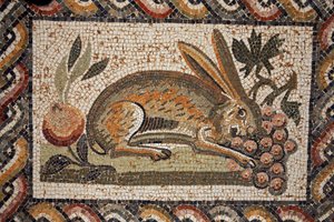 Mosaik som representerer en hare med et spionblikk som beiter en drueklase (2. halvdel av det 2. århundre e.Kr.)/in situ en El Jem (antikk Thysdrus)/Tunisia av Unbekannt