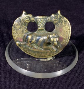 Mount dekorert med griffins hoder og en tiger med niello-striper, sent på 1.- tidlig på 2. århundre e.Kr. (bronse) av Unbekannt