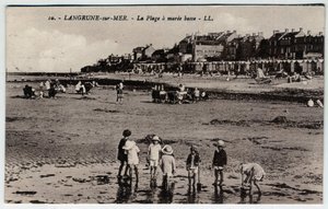 Normandie, Calvados (14), Langrune sur Mer (Langrune-sur-Mer): en gruppe barn som leker på stranden ved mareee lav Postkort sent på 1800-tallet - begynnelsen av 1900-tallet av William M. Timlin