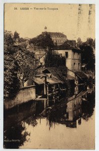 Normandie, Calvados (14), Lisieux: hus i utkanten av Touques - Postkort datert 1934 av William M. Timlin