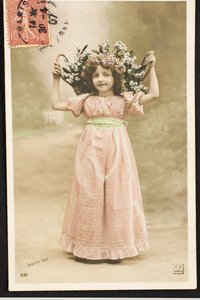 Gammelt postkort/Barn med blomster av William M. Timlin