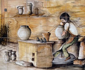 Malt maiolica-panel som viser scene for keramikkfremstilling, håndlaget av Ceramiche Desuir, Santo Stefano di Camastra, Sicilia, Italia, Detalj av William M. Timlin