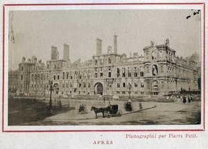Paris Commune (1871): utsikt over Hotel de Ville i Paris etter brannen i mai 1871. Fotografi av Pierre Pepetit. Trykk på papp, Dim. 9x5,4 cm av Unbekannt