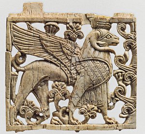 Plakett som viser en vær med hodet Sphinx, Nimrud, Mesopotamia, 9.-8. århundre f.Kr. av Unbekannt