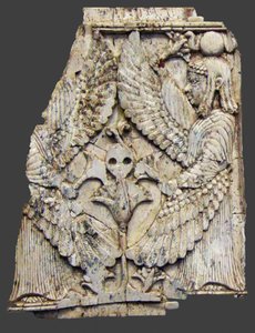 Plakett som viser bevingede skapninger, Nimrud, Mesopotamia, 8.-7. århundre f.Kr. av Unbekannt