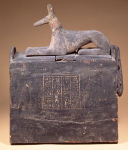 Plyonformet shabti-boks med en inskripsjon og en statue av Anubis som en sjakal (av senere dato) på lokket, egyptisk, fra Theben, tidlig 22. dynasti, ca. 900 f.Kr. (svartmalt tre) av Unbekannt