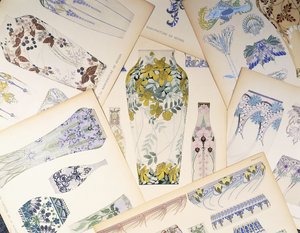 Polykrome plater av Sevres design; Pappesker fra Sevres-fabrikken, av Unbekannt