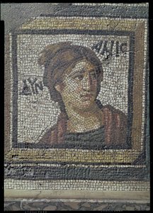 Portrett av en kvinne, detalj av et mosaikkfortau som skildrer årstidene og jaktscenene, fra Constantinian Villa i Daphne, Roman, ca. 325-330 e.Kr. (marmor, kalkstein og glassmosaikk) av Unbekannt