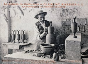 Postkort med Clement Massier (1844-1917), pottemaker av Poterie de Golf-Juan på jobb i studioet hans, Frankrike, 1900-tallet av William M. Timlin