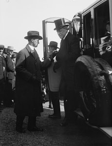 President Woodrow Wilson går av en bil. Washington, DC, ca. 1918. Foto av (s/hvitt foto) av Benjamin Baud