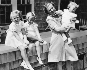 Prinsesse Juliana av Nederland (til høyre) og hennes tre blonde døtre, Beatrix, 6, Irene, 4 og 18 måneder gamle Margriet Francesca, ferierer på Cape Cod og håper den forestående kollapsen av den tyske krigsmaskinen vil gjøre dem i stand til å returnere til