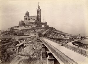 Religiøs arkitektur: utvendig utsikt over basilikaen Notre Dame de la Garde (Notre-Dame-de-la-Garde), også kalt "den gode mor" (1853-1864), bygget etter planene til arkitekten Henry Esperandieu (1829) -1874). Marseille, Bouches du Rhone (13), cen av William M. Timlin