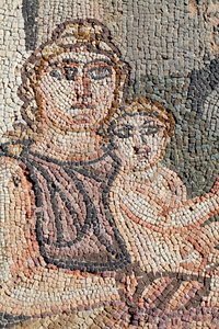 Representasjon av den nyfødte Akilles med sykepleieren hans, Anatrophe - Detalj fra panelet som representerer det første badet til Achilles - Paphos Mosaics, villaen til thesus 5. århundre e.Kr. - Kypros - Achilles nouveau ne avec sa nourrice, Anatrophe -  av Unbekannt