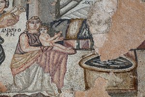 Representasjon av den nyfødte Akilles med sykepleieren Anatrophe og Ambrosia, symbol på gudens mat og udødelighet, som bringer vann i en gyllen krukke - Detalj fra panelet som representerer det første badet til Achilles - Paphos Mosaics, Villa of Theseus,  av Unbekannt