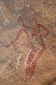 Bergkunst, forhistorie: Bergmaleri av to longiline-karakterer i et utsmykket ly i Uweinat-fjellene, Sudan. Periode fra 8000 til 3000 år f.Kr. Fotografering av Unbekannt