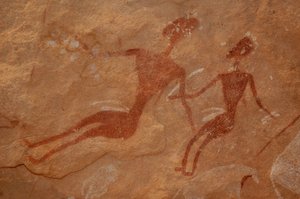 Bergkunst, forhistorie: Detalj av et bergmaleri av to karakterer i et utsmykket ly, i Uweinat-massivet, Egypt. (Periode fra 8000 til 3000 år f.Kr.). Fotografering av Unbekannt