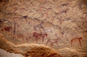 Bergkunst, forhistorie: Bergmaleri av en gruppe storfe og polykrome karakterer (hyrder og bueskyttere) i et utsmykket ly, i Uweinat-massivet, Sudan. Periode fra 8000 til 3000 år f.Kr. Fotografering av Unbekannt