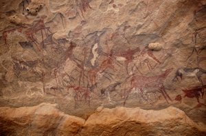 Bergkunst, forhistorie: Bergmaleri av en gruppe storfe og polykrome karakterer i et utsmykket ly, i Uweinat-massivet, Sudan. Periode fra 8000 til 3000 år f.Kr. Fotografering av Unbekannt