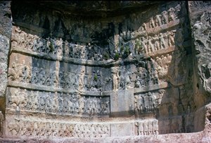 Bergrelieff som viser den sassanske kongen Shapur I (241-72) det persiske kavaleriet og sideelvene, 3. århundre (stein) av Unbekannt
