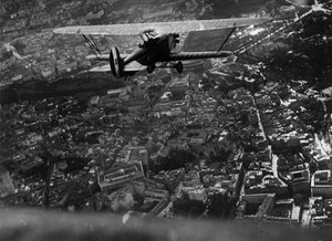 Roma (Italia), ca. 1930: Italiens luftfartsminister Italo Balbo (1896-1940) flyr over byen ombord på en "Ro1"-biplan under luftdemonstrasjonen som ble gitt for innvielsen av Salon du Tourisme - Roma, Italia, ca. 1930: Italias luftfartsminister, I av William M. Timlin
