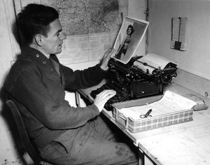 Andre verdenskrig (1939-1945) - Andre verdenskrig (2 eller andre verdenskrig): Mutzig (Alsace) Frankrike 1. desember 1944: Korporal Flanerty-krøniker ved Beachead News (GIs nyhetstidsskrift) ser på et pin-up-fotografi som han publiserer i neste nummer av a av Unbekannt