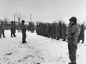 Andre verdenskrig (1939-1945) - Andre verdenskrig (2. verdenskrig eller andre verdenskrig): Nær Bastogne (Belgia) 28. desember 1944: Tyske soldater tatt til fange av 6. DB USA av Unbekannt
