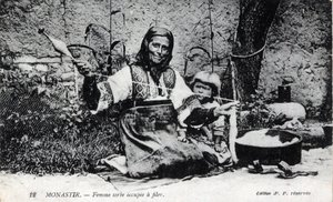 Serbia, Monastir: Serbisk kvinne travelt opptatt, Monastir heter desormais Bitola og ligger i Macedoine - Postkort 1914-1918 av William M. Timlin