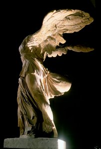 Sidevisning av Seieren av Samothrace (parisk marmor) (se også 94601-03 og 154093) av Unbekannt