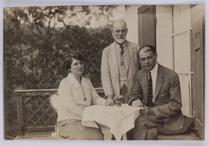 Sigmund Freud og Horace W. og Anjelika Frink, ca. 1920 (s/hvitt-bilde) av Unbekannt
