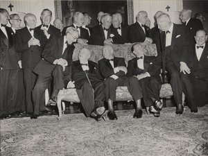 Sir Winston Churchill og Dwight D. Eisenhower på en middag holdt i Winfield House, den amerikanske ambassadørens hjem i London av Unbekannter Künstler
