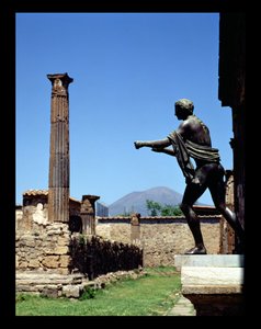 Statue av Apollo, fra Apollon-tempelet, med Vesuv i bakgrunnen (bilde) av Unbekannt