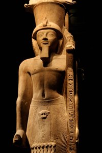 Statue av farao Sethi II (Seti eller Sety) (1200-1194 f.Kr.) av det 19. dynastiet i rosa gres, den bærer et septer med symbolet på guden Amon, Egyptisk museum i Torino. av Unknown