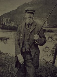 Studioportrett av den åttende hertugen av Devonshire i tweeds som holder fiskestangen foran en trykt skjerm som viser Chatsworth av William M. Timlin