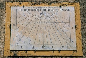 Solur, sidevegg av kirken Maria Santissima Assunta, Palazzo Adriano, Sicilia, Italia av Benjamin Baud