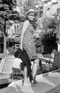 SKUESPILLEREN CLAUDIA CARDINALE PÅ DEN INTERNASJONALE FILMFESTIVALEN I VENICE LIDO - 1965 av Unbekannt