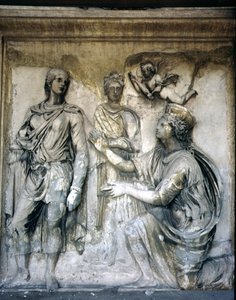 Den bakre fasaden, detalj av antikk relieffdekorasjon (noen stykker fra Ara Pacis av Augustus) som viser en kronet gudinne og en ung mann (stein) av Unbekannt