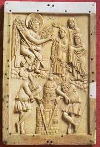 The Three Maries at the Tomb, utskåret plakett, School of Palace of Charlemagne, fransk (elfenben) av Unbekannt