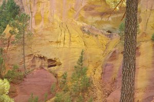 Resten av steinbruddene av oker til Roussillon. Du kan se inngangen til gruvegalleriene og de forskjellige nyansene av oker. Oker er en ren leire kjent som kaolinitt farget av et pigment av mineralsk opprinnelse jernhydroksid. Vaucluse, Provence-Alpes-Cote av Unbekannter Künstler