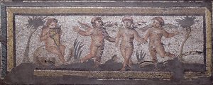 Tre dansende putti akkompagnert av en som spiller pannerørene, kantdetaljer fra et mosaikkfortau som viser årstidene og jaktscener fra den konstantinske villaen i Daphne, Roman, ca. 325-330 e.Kr. (marmor, kalkstein og glassmosaikk) av Unbekannt