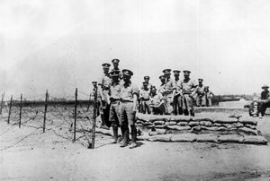 Tientsin (Tianjin), Kina, november 1924: Britiske soldater i en post utenfor de internasjonale konsesjonene før erobringen av byen av troppene til den kinesiske krigsherren Feng Yuxiang (Feng Yu-hsiang, Feng Yu hsiang) - Tientsin (Tianjin) , Kina, november av William M. Timlin