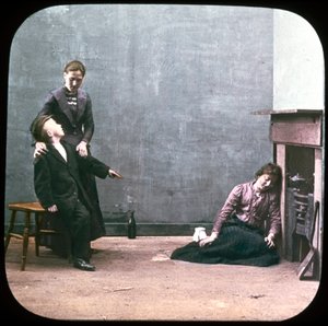 To kvinner og gutt foran peisen, ca 1895 av Unbekannt