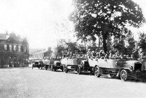 Storbritannia: En linje med Charabancs i sentrum. Poynton, Cheshire, c1925 av Unbekannt