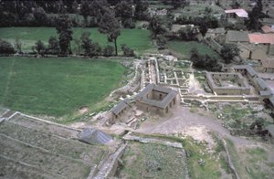 Utsikt over landsbyen bygget på tradisjonelle Inca-fundamenter (bilde) av Unbekannt