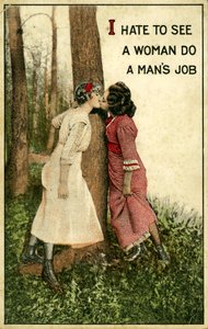 Vintage postkort som viser to kvinner som kysser, "Jeg hater å se en kvinne gjøre en manns jobb" 1914 (litho)